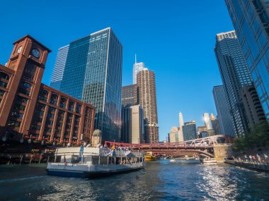 Şehir merkezi trafiği ve güneşli gündüz manzarası
