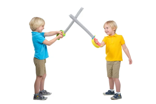 Dois meninos esgrima isolado no estúdio em whit — Fotografia de Stock