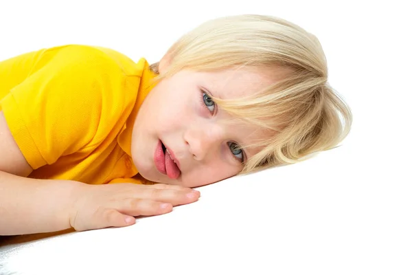 Trött pojke ligger isolerad på vitt — Stockfoto