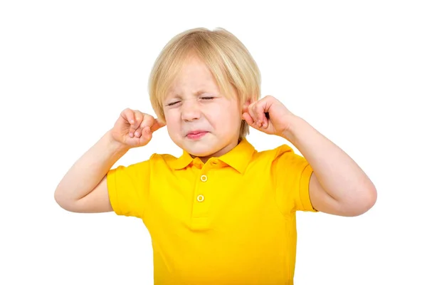 Irriterad pojke täcker öronen med fingrar — Stockfoto