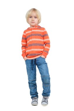 Stüdyoda poz veren tam vücut manken beyaz tenli.