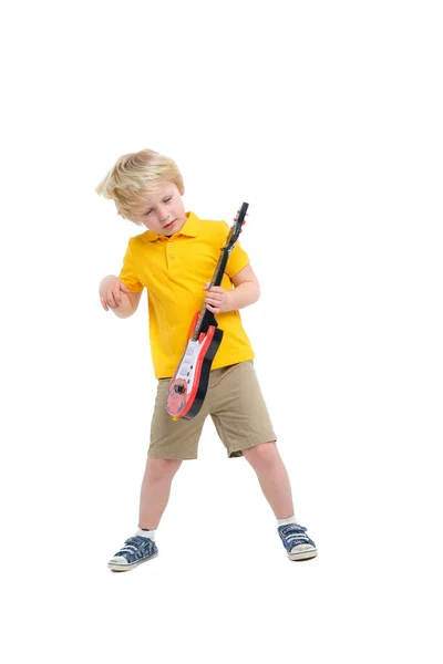 Menino joga no brinquedo guitarra isolado no branco — Fotografia de Stock