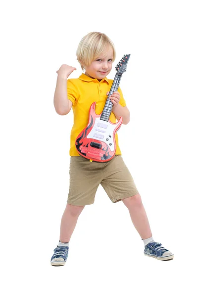 Jongen speelt op speelgoed gitaar geïsoleerd op wit — Stockfoto