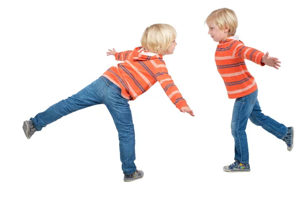 Dois meninos caucasianos irmãos posando em estúdio — Fotografia de Stock