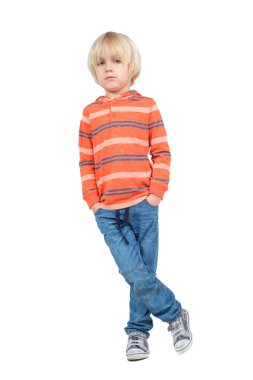 Stüdyoda poz veren tam vücut manken beyaz tenli.