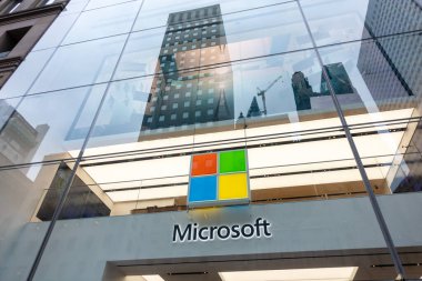 Manhattan 'da 5. Cadde' deki marka mağazasının önünde Microsoft Şirketi logosu