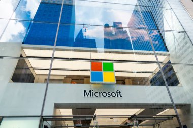 Manhattan 'da 5. Cadde' deki marka mağazasının önünde Microsoft Şirketi logosu