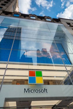 Manhattan 'da 5. Cadde' deki marka mağazasının önünde Microsoft Şirketi logosu