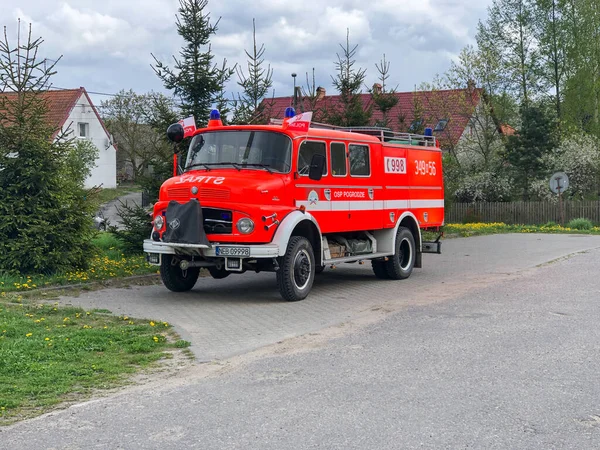 Camion dei pompieri su una strada cittadina — Foto Stock