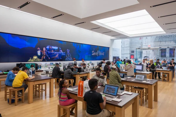 Microsoft tienda interior en la 5ª avenida en Manhattan — Foto de Stock
