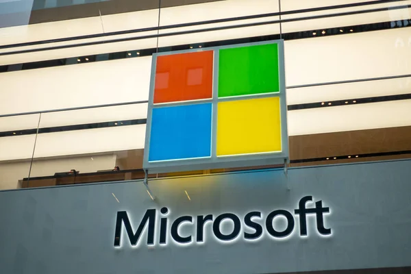 Logo perusahaan Microsoft pada fasad dari toko merek di jalan 5 di manhattan — Stok Foto