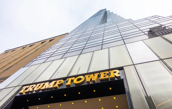 Tour Trump à l'extérieur de Manhattan au fond de la journée — Photo