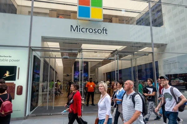Logotipo da empresa Microsoft na fachada da loja de marca na 5th avenue em Manhattan — Fotografia de Stock