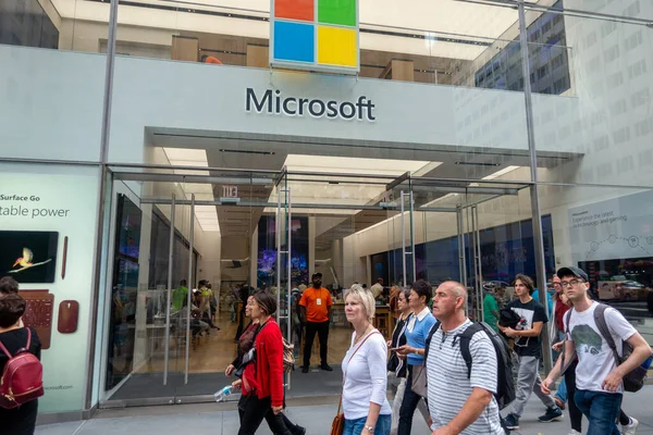 Logo perusahaan Microsoft pada fasad dari toko merek di jalan 5 di manhattan — Stok Foto