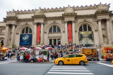 Ana girişin önünde Metropolitan Müzesi ziyaretçileri
