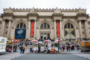 Ana girişin önünde Metropolitan Müzesi ziyaretçileri