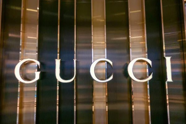 Логотип Gucci ночью — стоковое фото