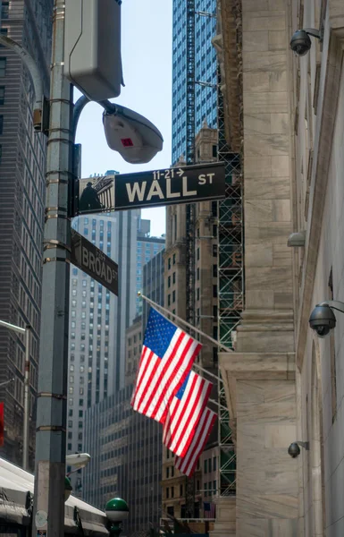 Wall Street tabelası, arka planda Amerikan bayrakları — Stok fotoğraf