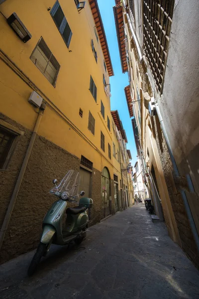 Úzká ulice historického centra Florencie, Itálie — Stock fotografie