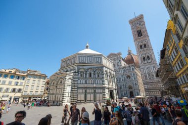 Turistler güneşli yaz gününde San Giovanni meydanında Florence Baptistery manzarasının keyfini çıkarıyorlar.