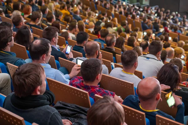 Los asistentes a la conferencia de negocios se sientan y escuchan — Foto de Stock