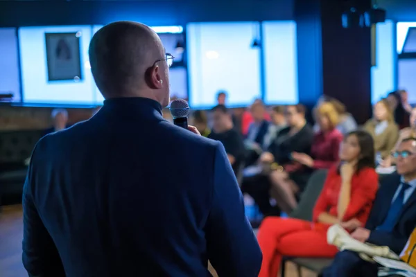 Mannelijke presentator spreekt tot publiek — Stockfoto