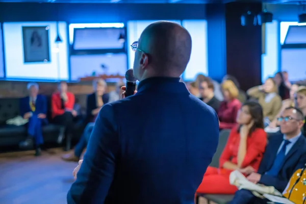 Presentador masculino habla al público — Foto de Stock