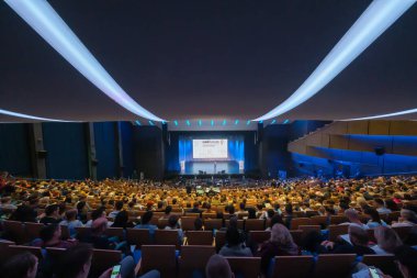 İş konferansına katılanlar oturup dinlesin.