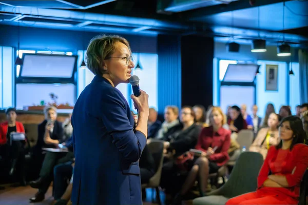 Female presenter speaks to audiences — Stock Photo, Image