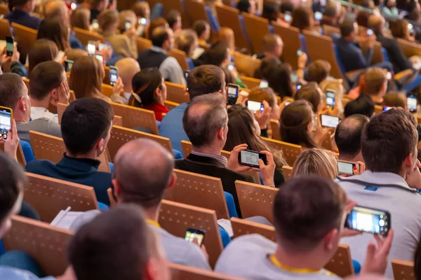 I partecipanti alla conferenza di lavoro si siedono e ascoltano — Foto Stock