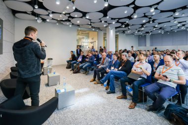 Seyirciler konferans salonundaki atölyede ders verenleri dinliyor