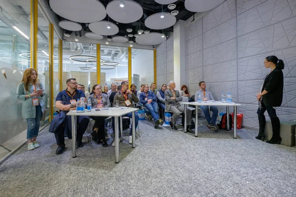 Publikum poslouchá přednášejícího na workshopu v konferenčním sále — Stock fotografie