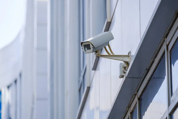 Cámara de CCTV al aire libre en una pared — Foto de Stock