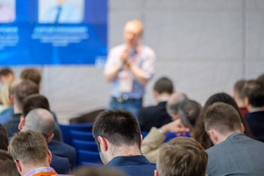 Seyirci atölyede öğretim görevlisini dinliyor