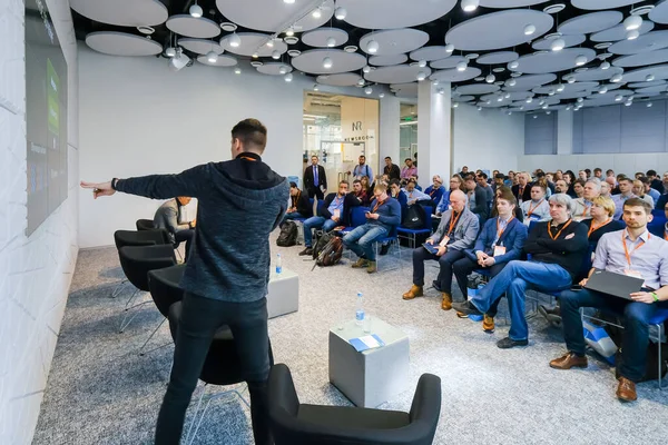 Publiek luistert docent in workshop in conferentiezaal — Stockfoto