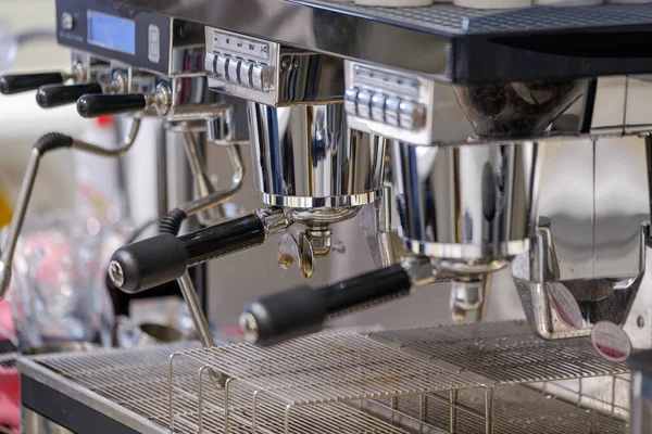 Detalhes profissionais da máquina de café em um café — Fotografia de Stock