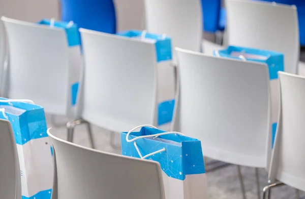 Білі стільці в конференц залі — стокове фото