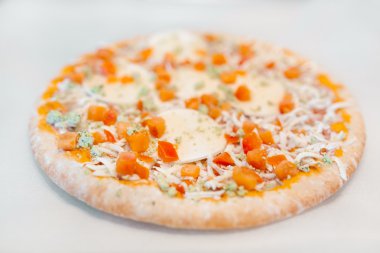 Donmuş pizza pişirme kağıdı üzerinde