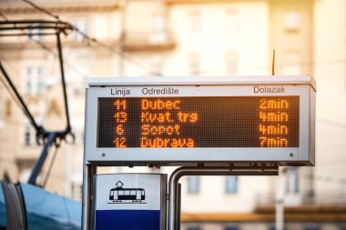 Tramvay istasyonu bilgi ekranı.