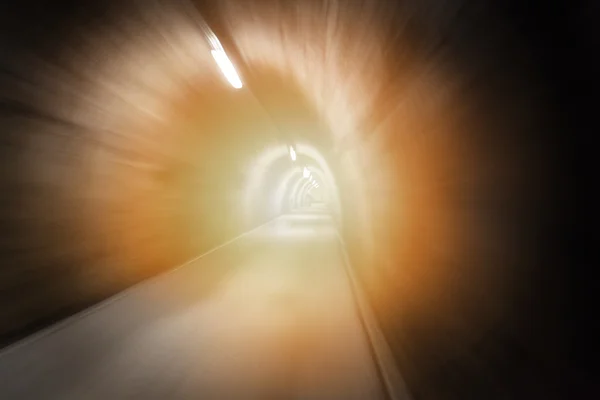 Eski metro tünelinde geçen insanlar.