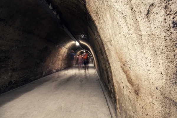 Pessoas que passam no velho túnel subterrâneo . — Fotografia de Stock