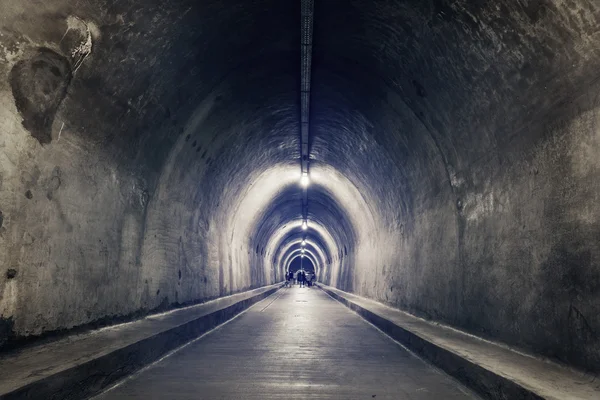 Gente que pasa por un viejo túnel subterráneo . — Foto de Stock