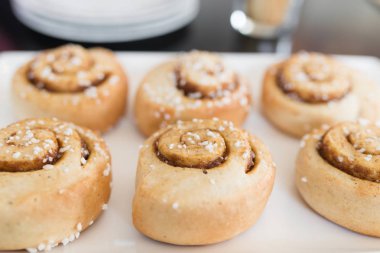 Tarçın ruloları beyaz tabakta.