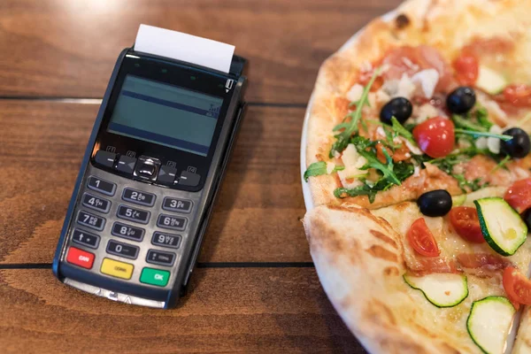 POS makinesi pizza yanında