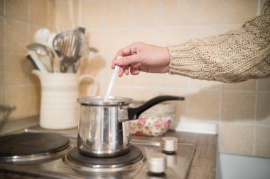 Siyah kahve hazırlama kadın