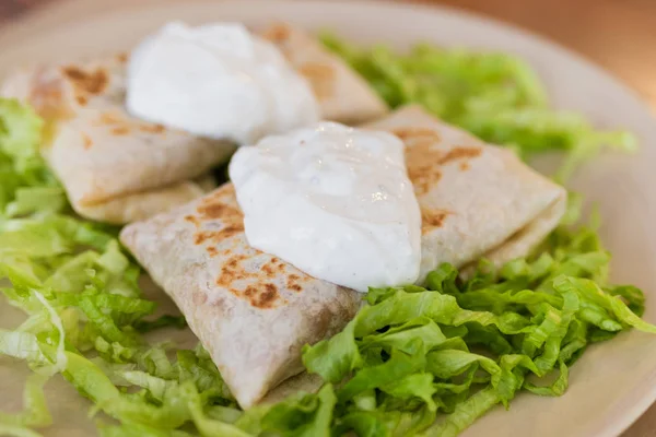 Chimichanga salata üzerinde