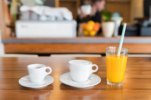 Espresso, kapuçino ve bardak taze portakal suyu