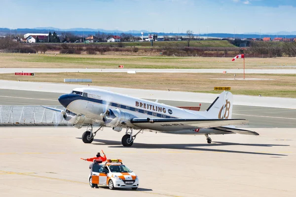 Breitling Douglas DC-3 no aeroporto de Zagreb durante sua turnê mundial . — Fotografia de Stock