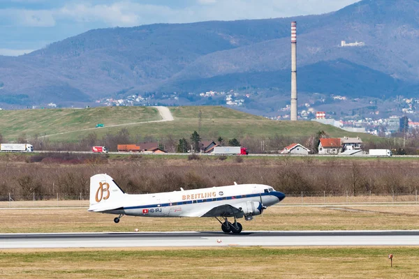 Breitling Douglas Dc-3 v Letiště v Záhřebu je to světové turné. — Stock fotografie