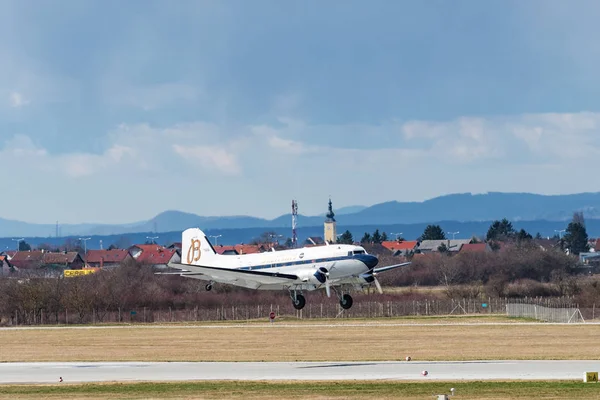 Breitling Douglas DC-3 no aeroporto de Zagreb durante sua turnê mundial . — Fotografia de Stock